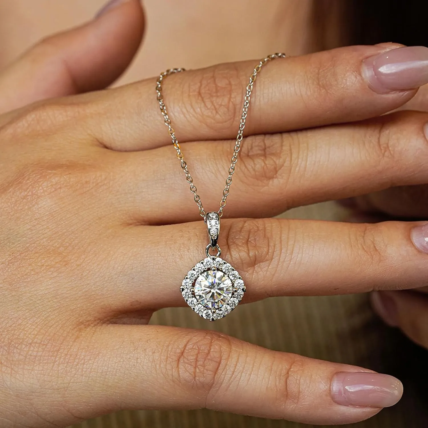 Pendant Necklace S925 Sterling Silver Jewelry Inlaid 2 Carat Moissanite Necklace Suitable for Jewelry Gifts for Women