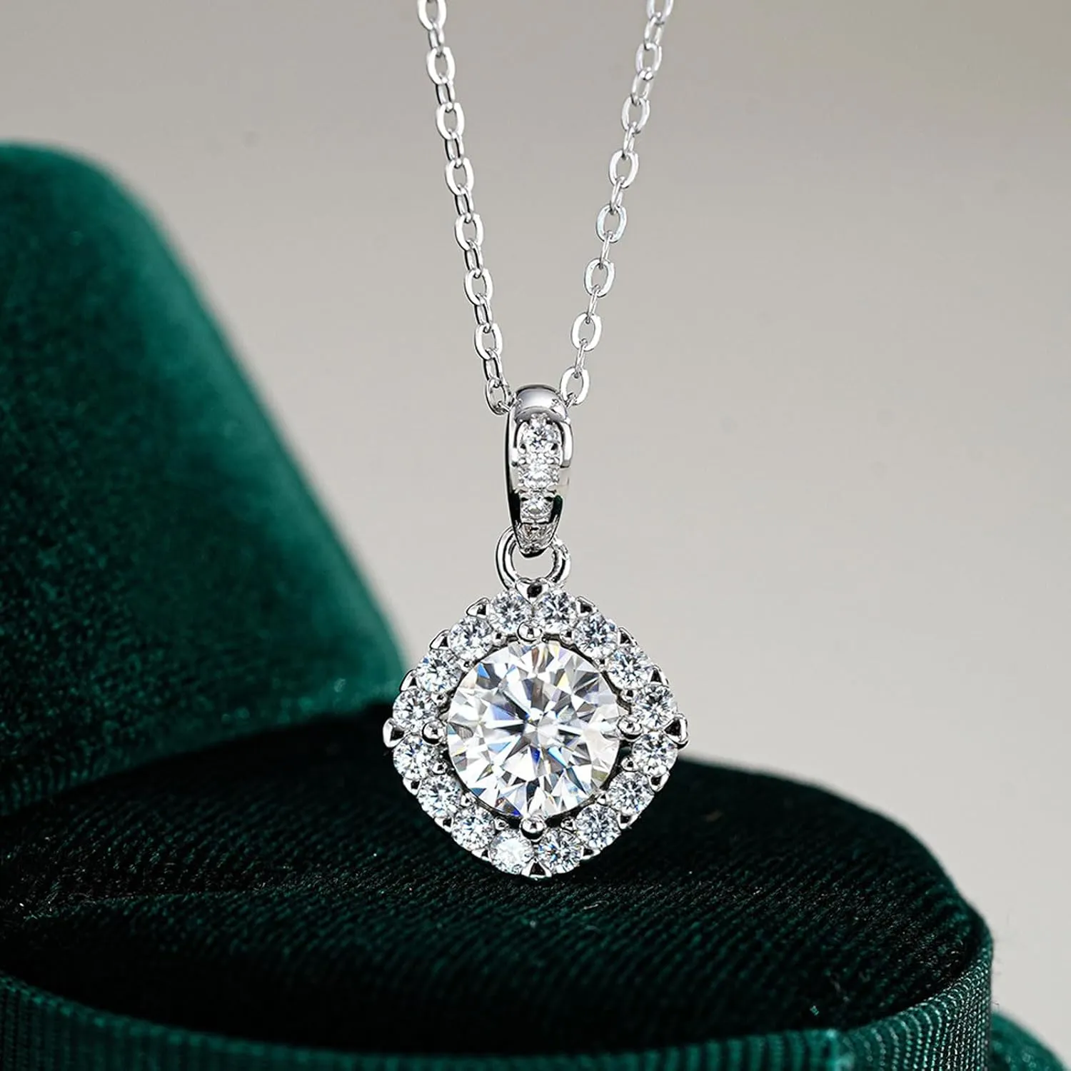 Pendant Necklace S925 Sterling Silver Jewelry Inlaid 2 Carat Moissanite Necklace Suitable for Jewelry Gifts for Women