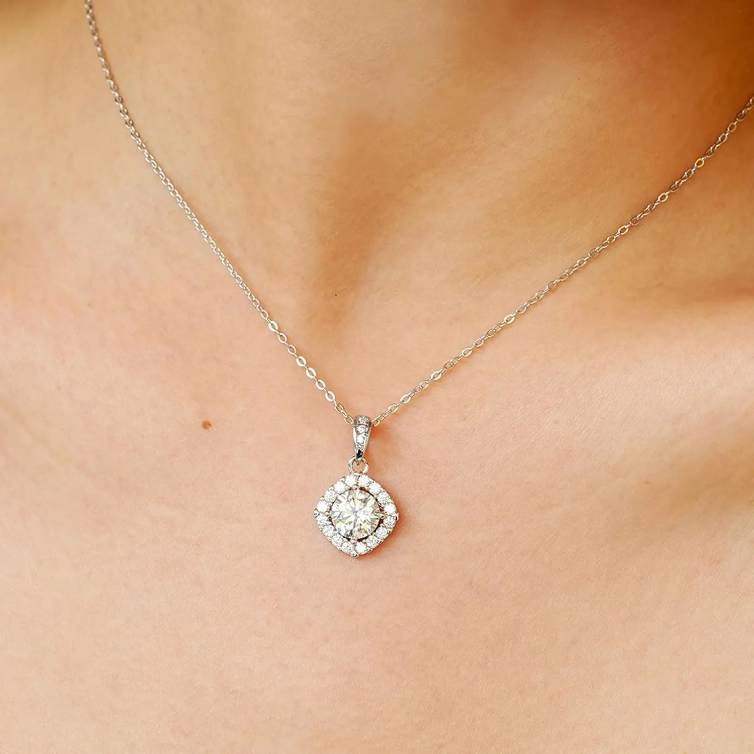 Pendant Necklace S925 Sterling Silver Jewelry Inlaid 2 Carat Moissanite Necklace Suitable for Jewelry Gifts for Women