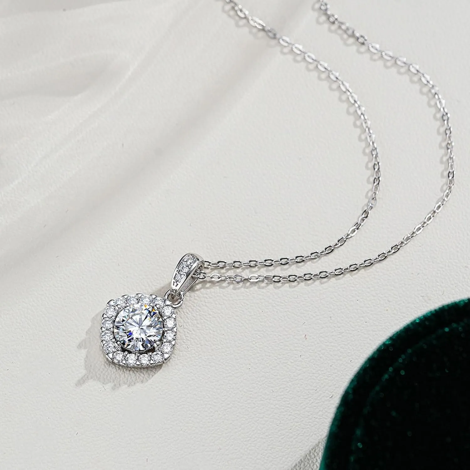 Pendant Necklace S925 Sterling Silver Jewelry Inlaid 2 Carat Moissanite Necklace Suitable for Jewelry Gifts for Women